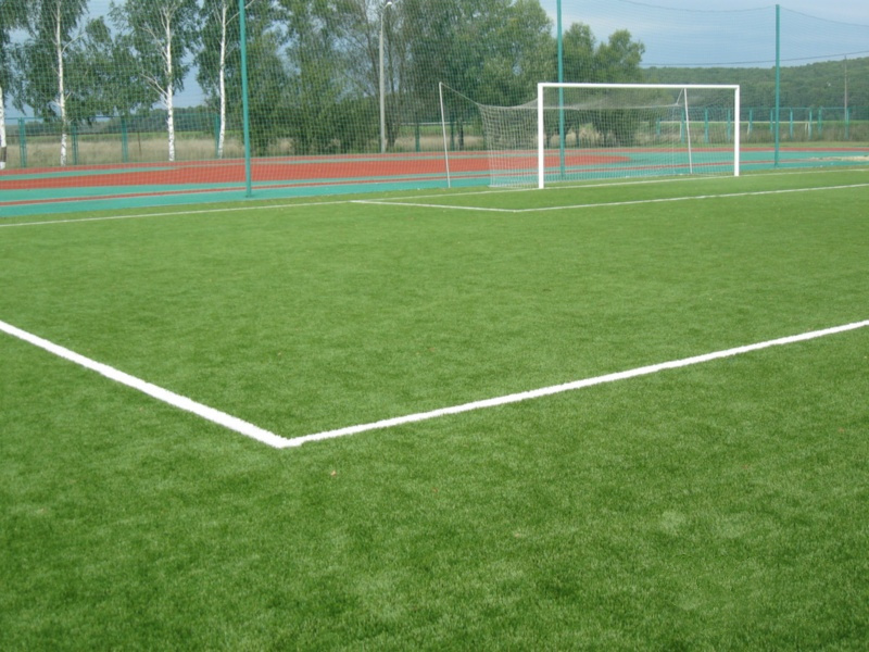 Футбольная площадка с искусственной травой